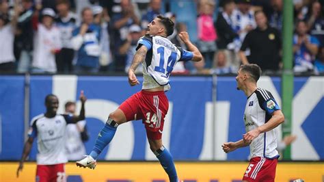 HSV Nach 2 0 Im Nordduell Gegen Rostock Wieder An Der Spitze