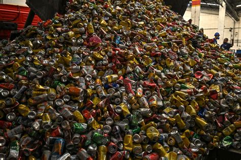 Do lixo às prateleiras Brasil é referência em reciclagem de latas