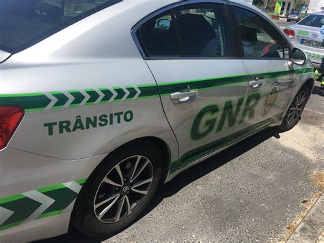 Detido Ap S Viatura Em Que Seguia Embater Em Carro Da Gnr Record Europa