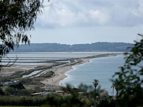 Sur la presqu île de Giens un projet contesté de digue pour protéger