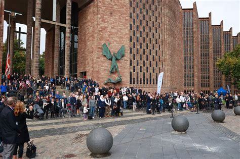 Crowds gather in Coventry for the Queen's funeral - in pictures ...