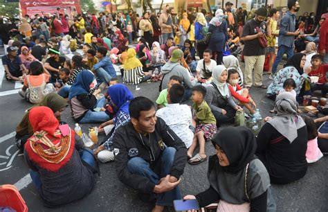 Kebersamaan Dalam Pasar Malem Tjap Toendjoengan Kompas Id