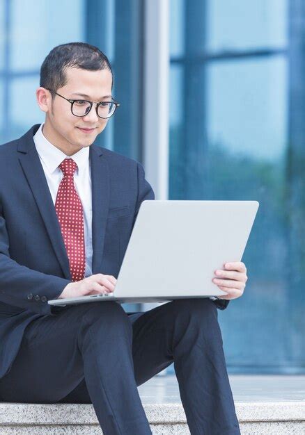 Homens De Neg Cios Usam Laptops Na Entrada De Um Pr Dio De Escrit Rios