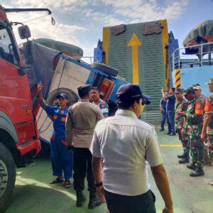 Akibat Gelombang Tinggi Truk Tindih Mobil Di Atas Kapal Ferry Lombok