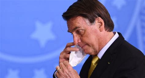 Brasil Presidente Brasileño Jair Bolsonaro Es Hospitalizado Por Ataque De Hipo Y Dolores