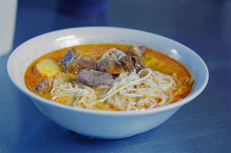 Un Bol De Vermicelle De Curry De Boeuf Au Soudan Est Servi Avec Des