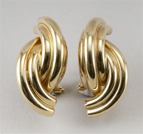 Lot Pair Of 14kt Gold Earrings Composed Of Two Reeded And