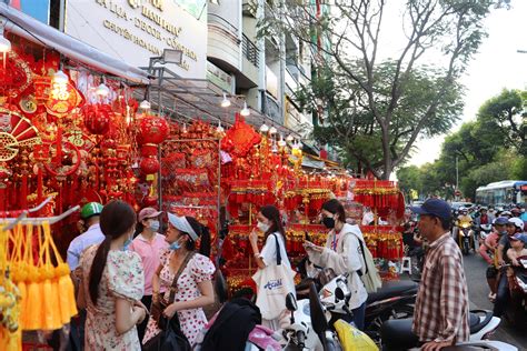 Nhộn nhịp ở phố mua sắm đồ trang trí nhà đẹp đón tết