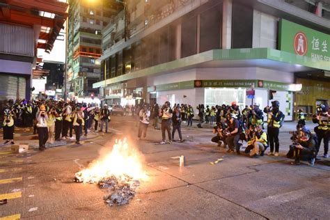 【修例风波】警：示威者向警员掟玻璃樽 故施放催泪烟制止 星岛日报