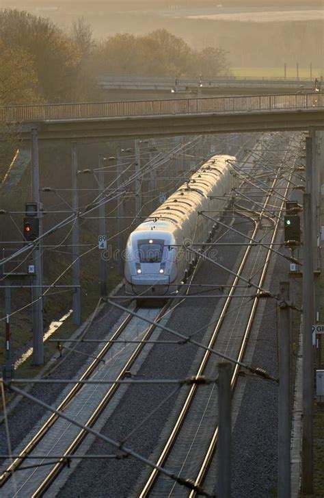 Tren De Alta Velocidad En La Ruta Ferroviaria De Tr Nsito R Pido Foto