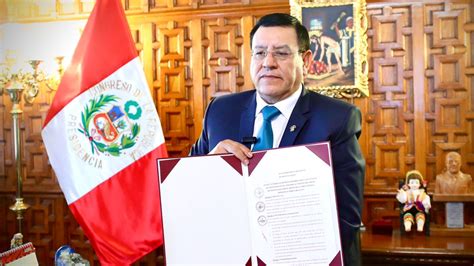 Presidente Del Congreso Firma Aut Grafa De Ley Que Autoriza Nuevo