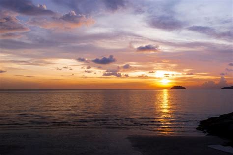 Premium Photo Beautiful Sunset At The Beach Tanjung Aru Beach Kota