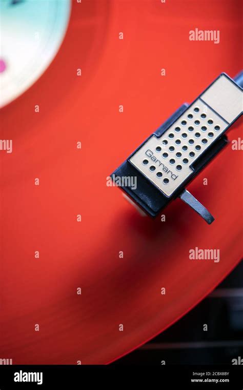 Disco de vinilo tocando en un tocadiscos fotografías e imágenes de alta