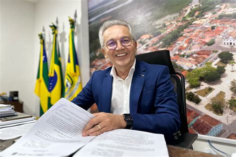 Prefeito De S O Crist V O Sanciona Lei Que Reajusta Sal Rios Dos