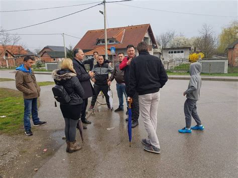 Zastupnik Kajtazi U Obilasku Romskog Naselja U Maloj Subotici Veljko