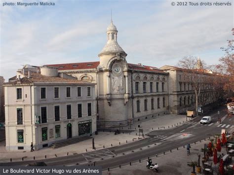 Tour de l Horloge de lycée Alphonse Daudet éclairée par la lumière du