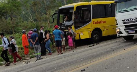 Zona Duas Pessoas Morrem E Outras Ficam Feridas Em Grave Acidente