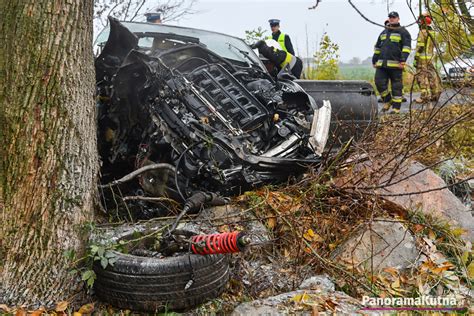 Gro Ny Wypadek Pod Kutnem Bmw Roztrzaska O Si Na Drzewie I Zapali O