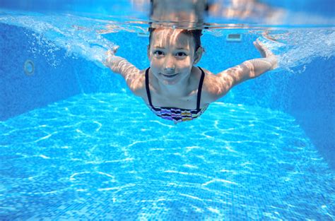 Glückliche Mädchen Schwimmt Im Pool Unter Wasser Aktives Kind Schwimmen