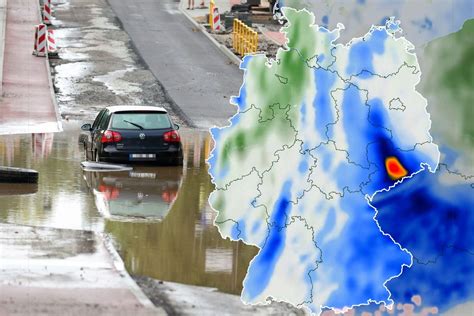 Unwetter In Österreich Hochwasser Reißt Loch In Straße Video