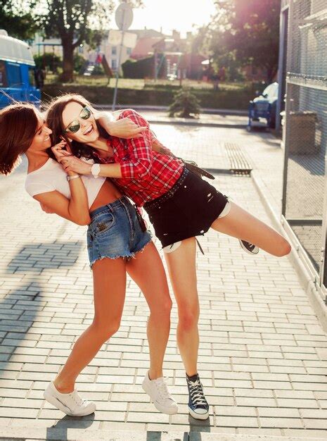 Amigas Divirtiéndose Al Aire Libre En Verano Foto Gratis