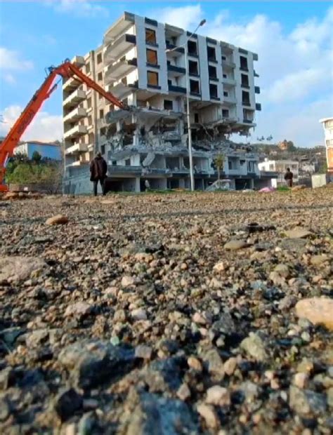 Depremin vurduğu Hatay da 7 katlı bina iş makinesi darbesiyle yerle bir