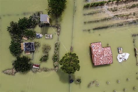 Dodental door overstromingen in Italië loopt op tot 14 regering vraagt