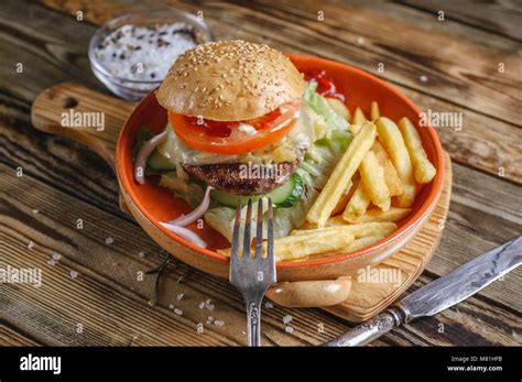 Hausgemachte Hamburger Mit Rindfleisch Tomaten Und Salat Auf Einen