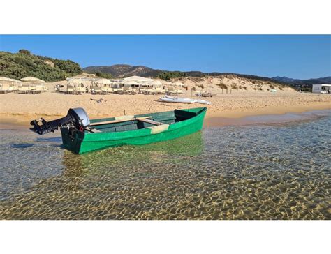 Migranti In Sbarcano Sulla Spiaggia Di Chia Nel Sud Sardegna