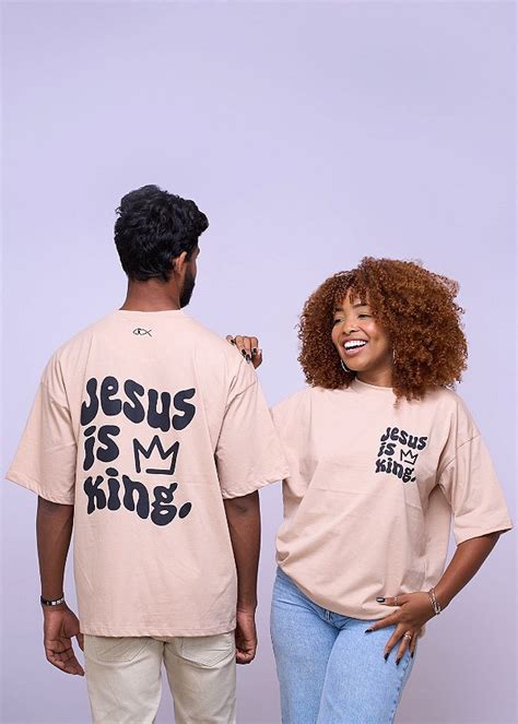 T Shirt Unissex Oversized Jesus Is King Bege Use Presente De Deus