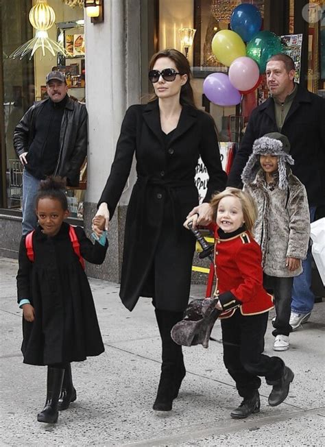 Photo Angelina Jolie Et Ses Filles Zahara Et Shiloh En Décembre 2010