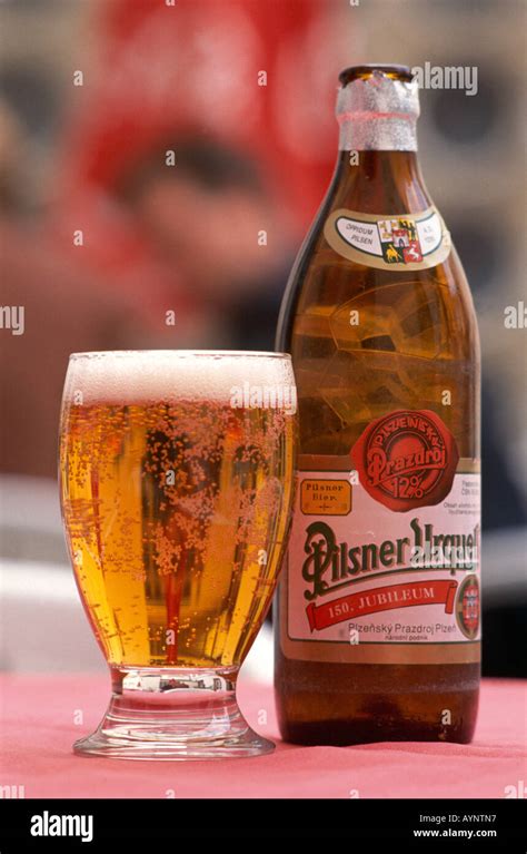 Una Copa Y Una Botella De Cerveza Pilsner Urquell Producida En Pilsen