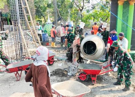 Tumbuhkan Gotong Royong Babinsa Kodim Bantu Pengecoran Pondasi