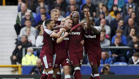 Download West Ham Team Celebration Football Match Wallpaper