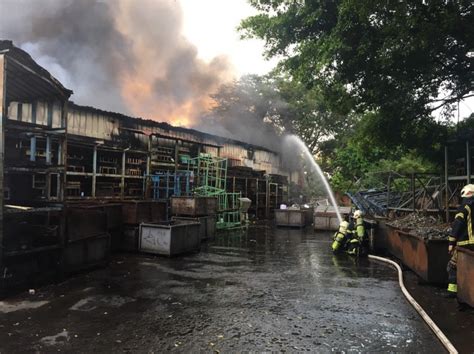 大溪汽車零件工廠大火濃煙竄天 消防局湧入大量報案電話 社會 自由時報電子報