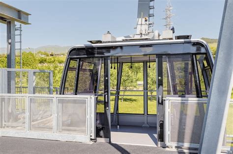 Un T L Ph Rique Et Un Funiculaire En T Transportent Les Passagers Et