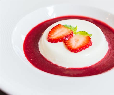 Panna Cotta De Vainilla Con Coulis De Fresas Y Frambuesas Chefeel