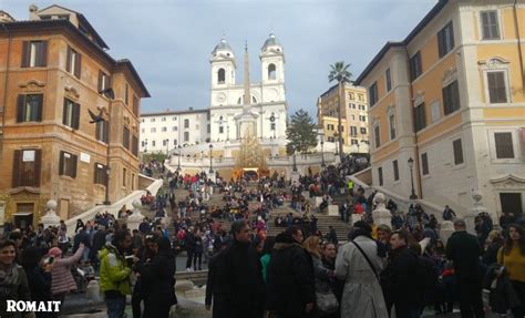 Tragedia A Piazza Di Spagna Turista Francese Si Sente Male E Muore