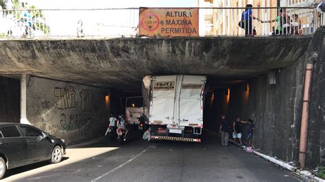 Caminhão fica preso embaixo de viaduto no Centro de João Pessoa