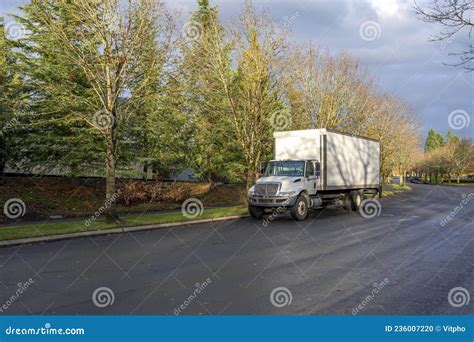 Middle Power Day Cab Rig Semi Truck With Box Trailer Standing On The