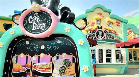 First Taste Café Daisy Adds Fun Takes On Classic Mickeys Toontown