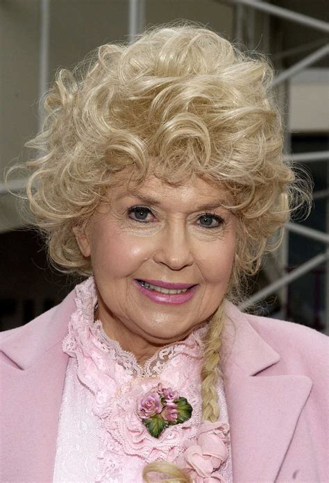 Actress Donna Douglas, Elly May on 'Beverly Hillbillies,’ dies