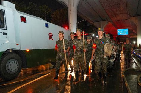 广西柳州：武警官兵星夜驰援一线清淤