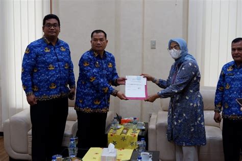 Kemensos Serahkan Bantuan Rp Miliar Untuk Relokasi Korban Longsor Di