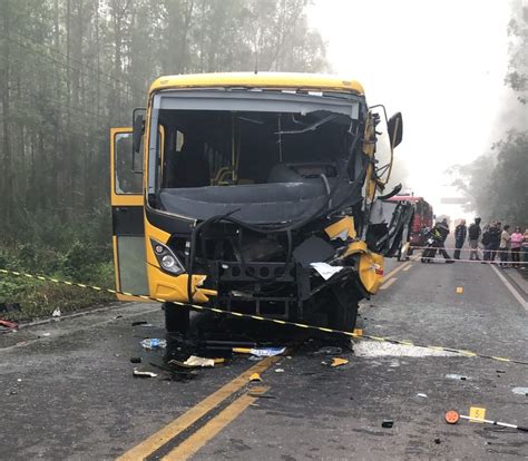 Motorista Morre E Mais De Estudantes Ficam Feridos Ap S Nibus