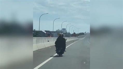 Viral Emak Emak Naik Motor Masuk Ke Jalan Tol Namun Tak Terpantau Di