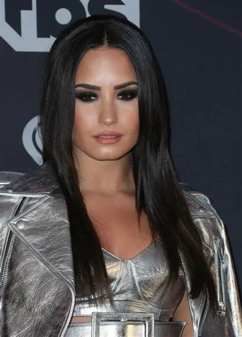 Top 32 Demi Lovatos Hairstyles And Haircut Ideas For You To Try