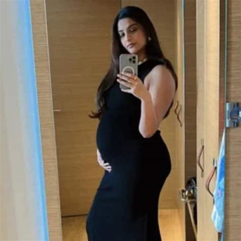 Sonam Kapoor flaunts her baby bump in a chic black dress; here's a scan ...