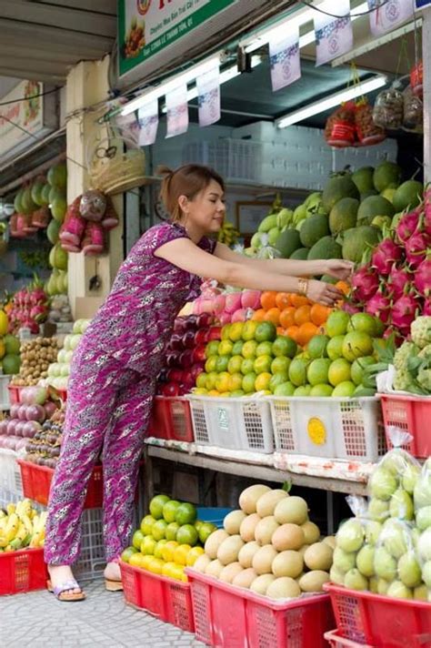 Diva Hồng Nhung tự tin khoe dáng với bikini ở tuổi