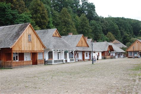 Skansen W Sanoku Wyj Tkowe Miejsce Do Zwiedzania I Odpoczynku Zdj Cia